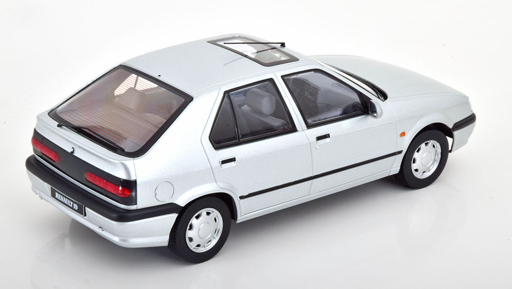 Renault 19 1994 1:18 Triple9 model car