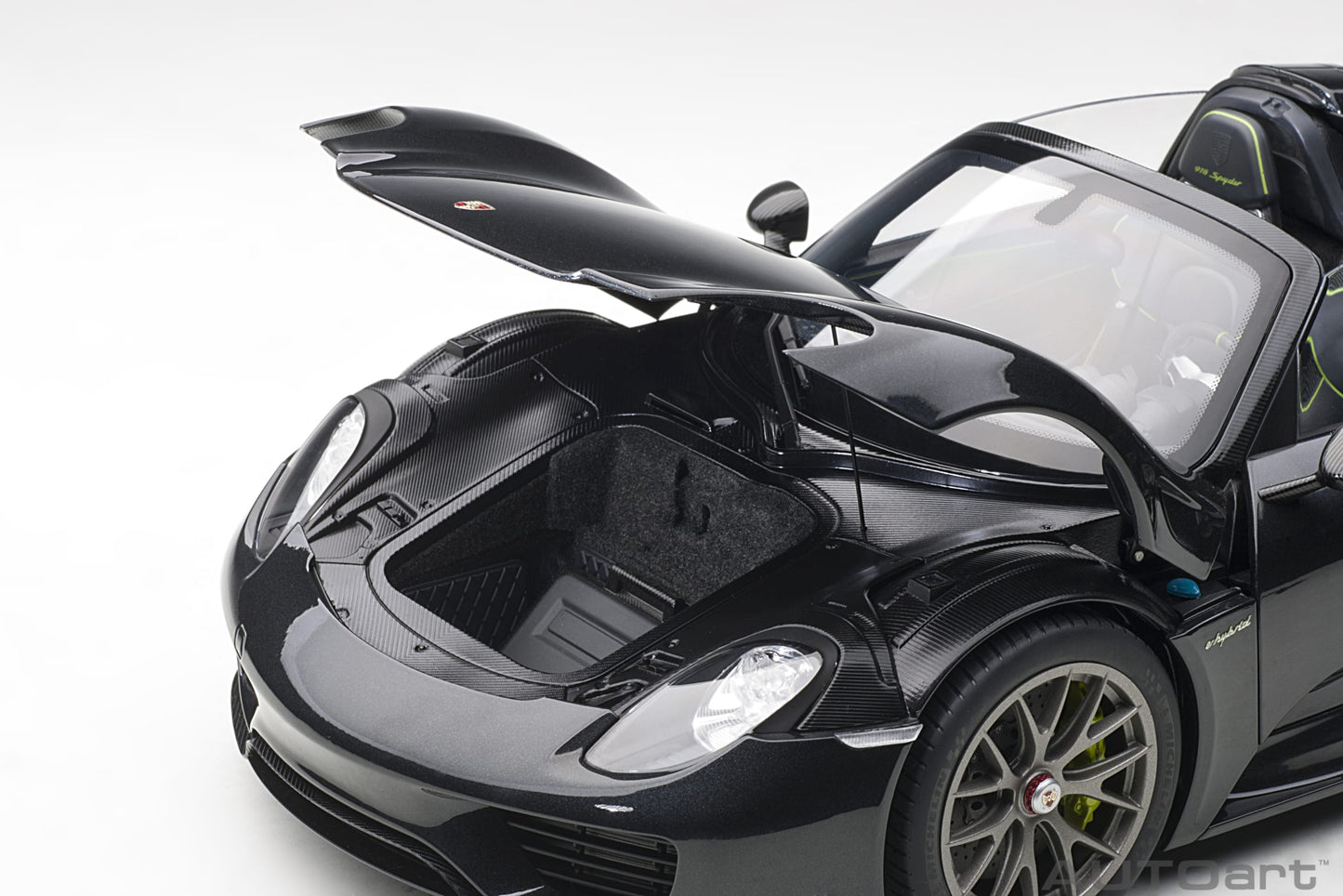 Macheta auto Porsche 918 Spyder Weissach Package (2013) 1:12 AutoArt