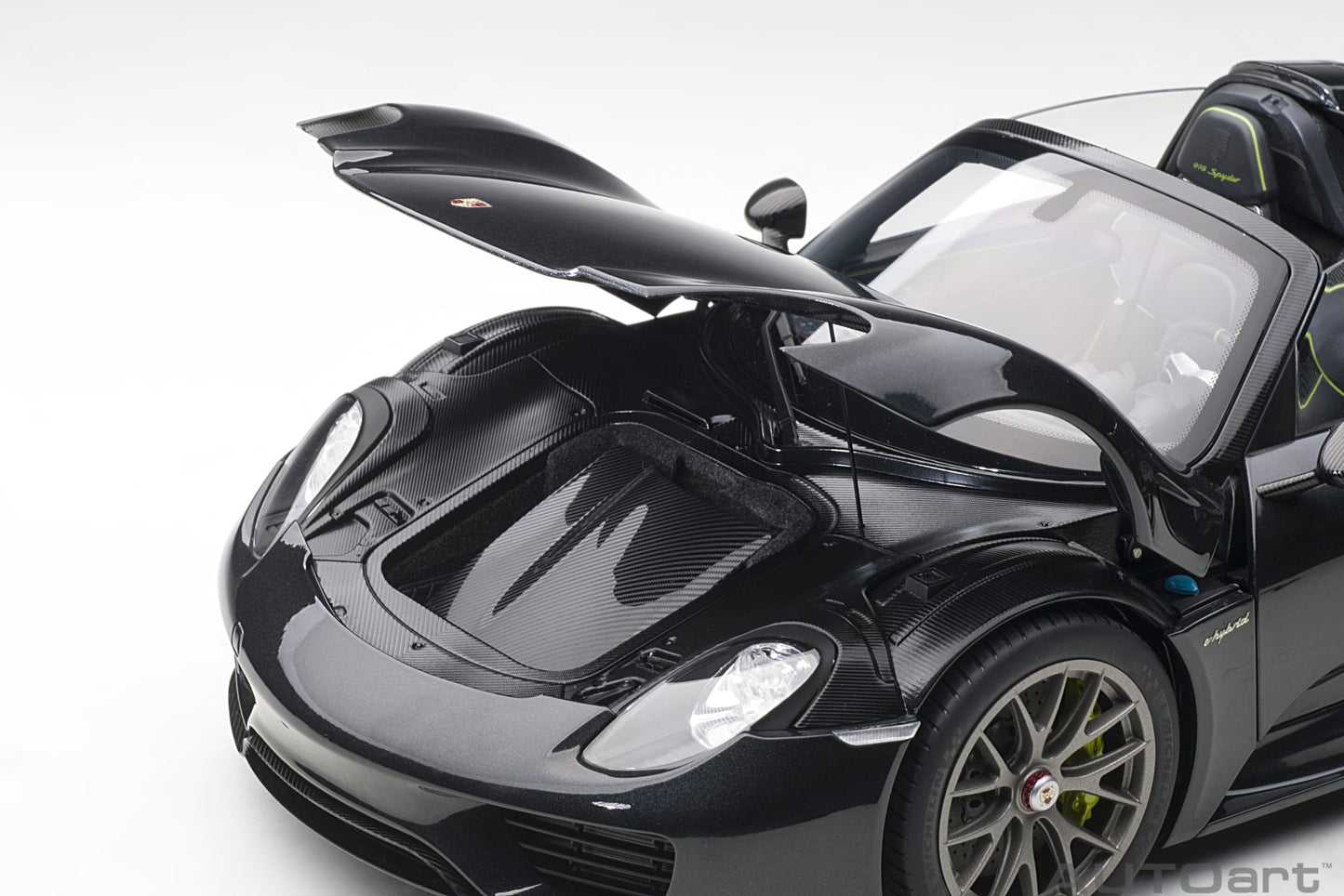 Macheta auto Porsche 918 Spyder Weissach Package (2013) 1:12 AutoArt