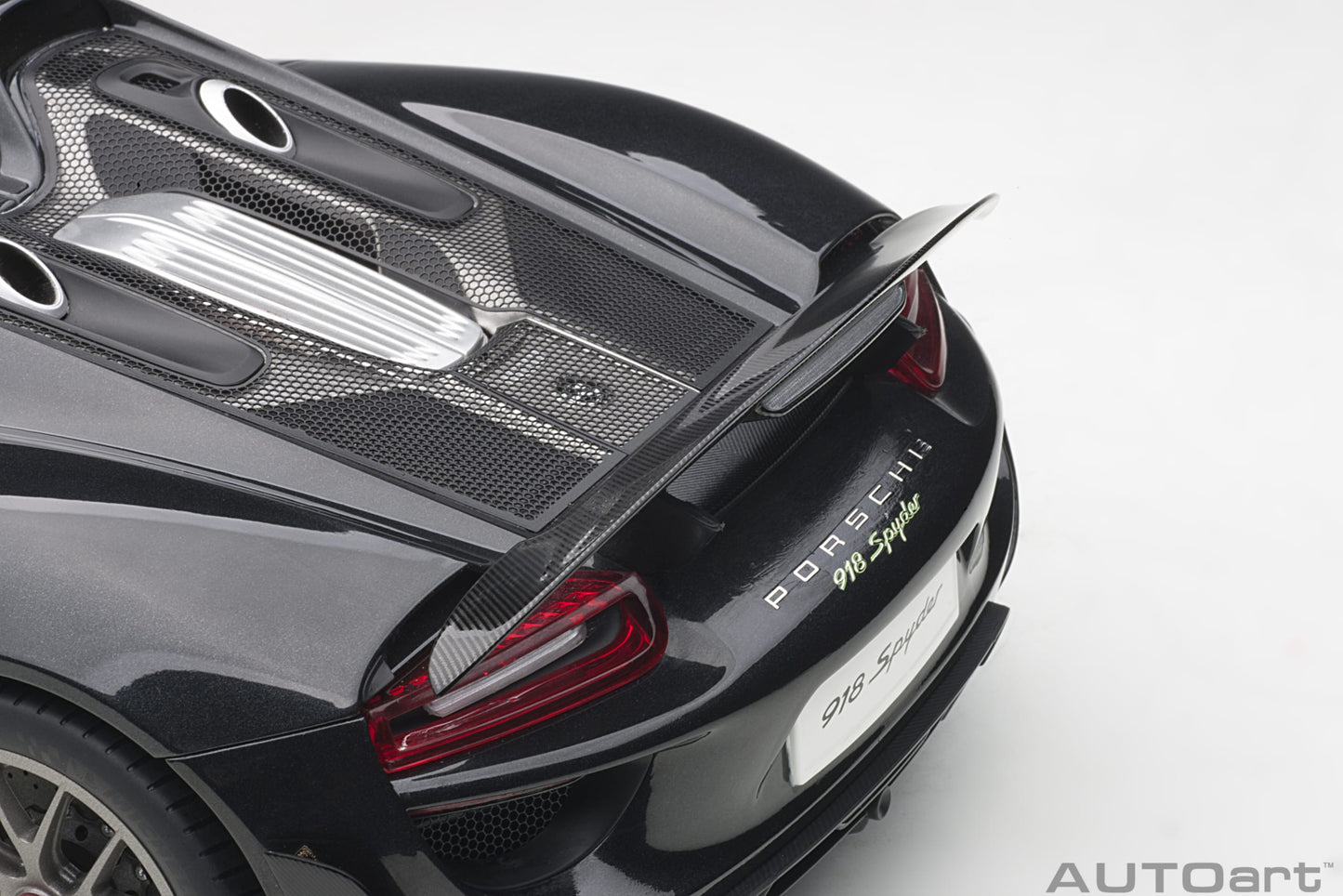Macheta auto Porsche 918 Spyder Weissach Package (2013) 1:12 AutoArt