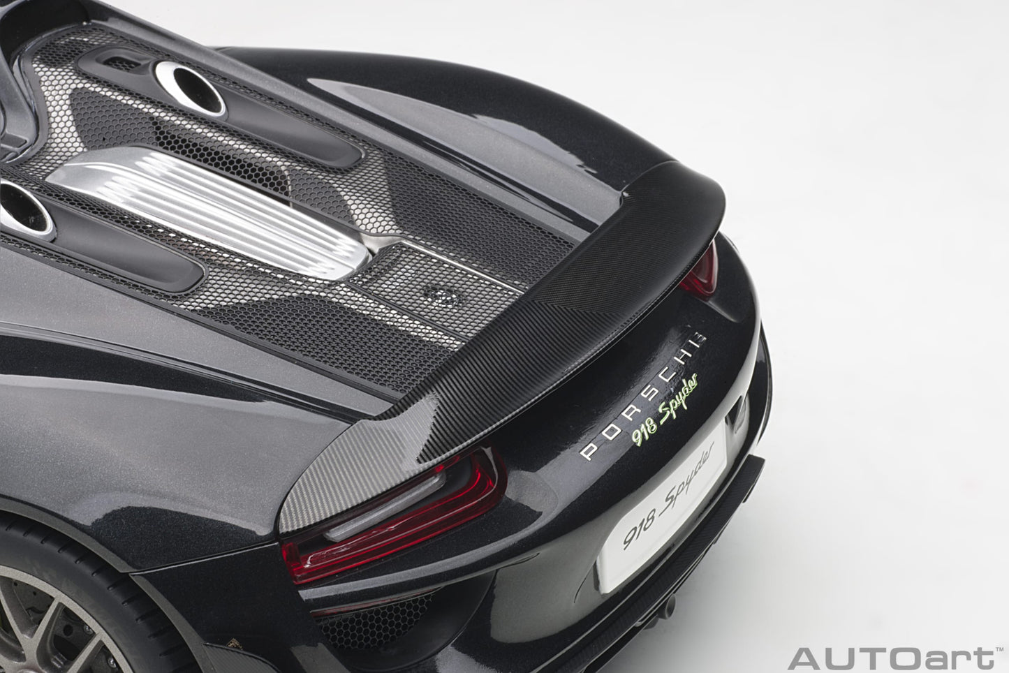 Macheta auto Porsche 918 Spyder Weissach Package (2013) 1:12 AutoArt