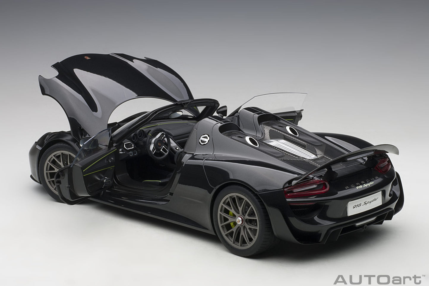 Macheta auto Porsche 918 Spyder Weissach Package (2013) 1:12 AutoArt