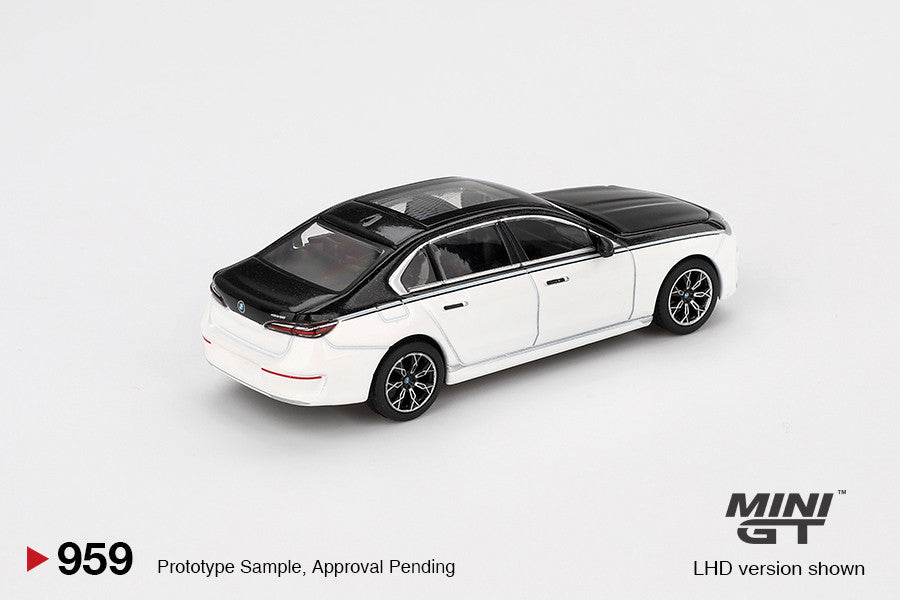 Macheta auto BMW i7 xDrive60, Alpine White/Black Sapphire, 2024 (LHD) 1:64 MIniGT
