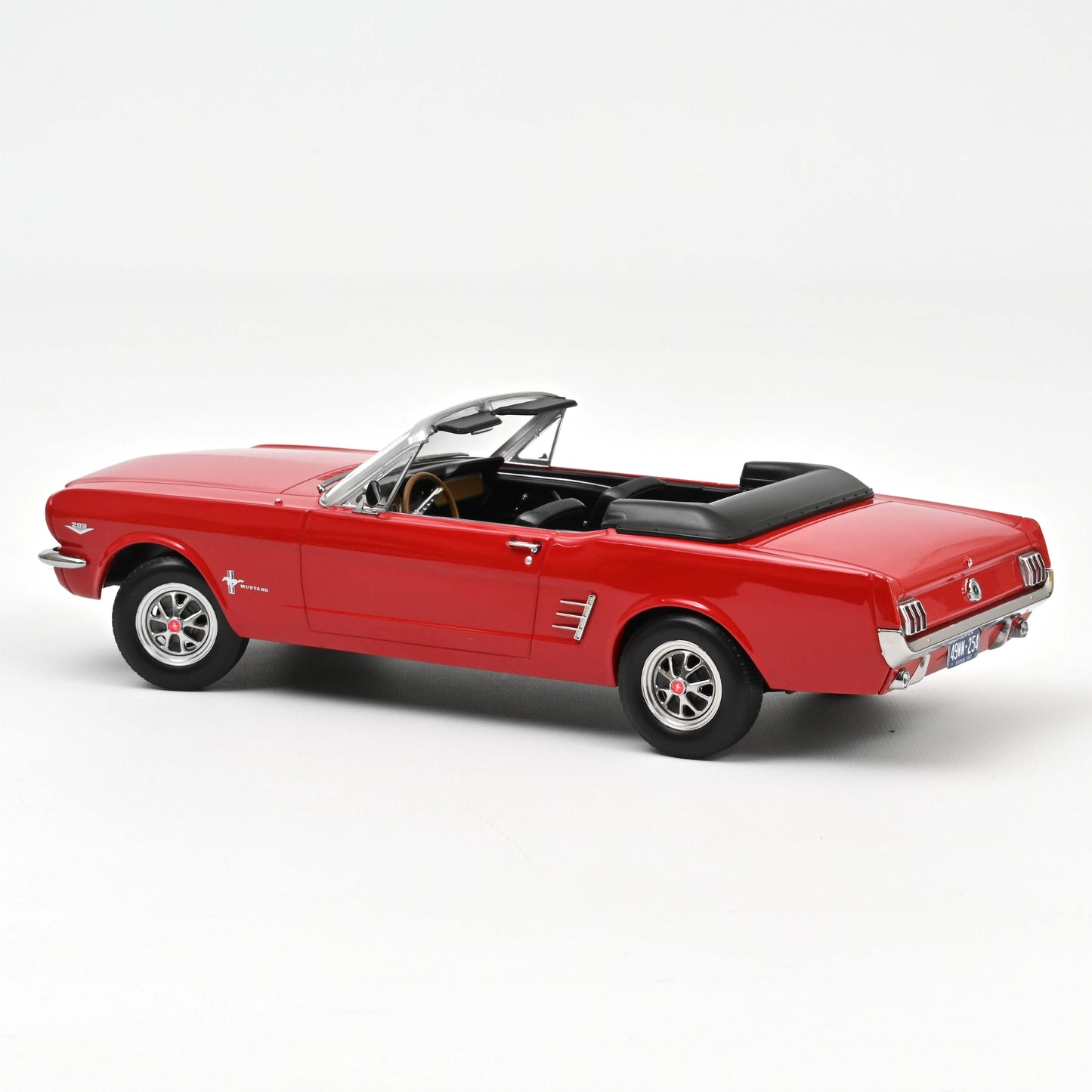 Macheta auto Ford Mustang Convertible (1966) 1:18 Norev
