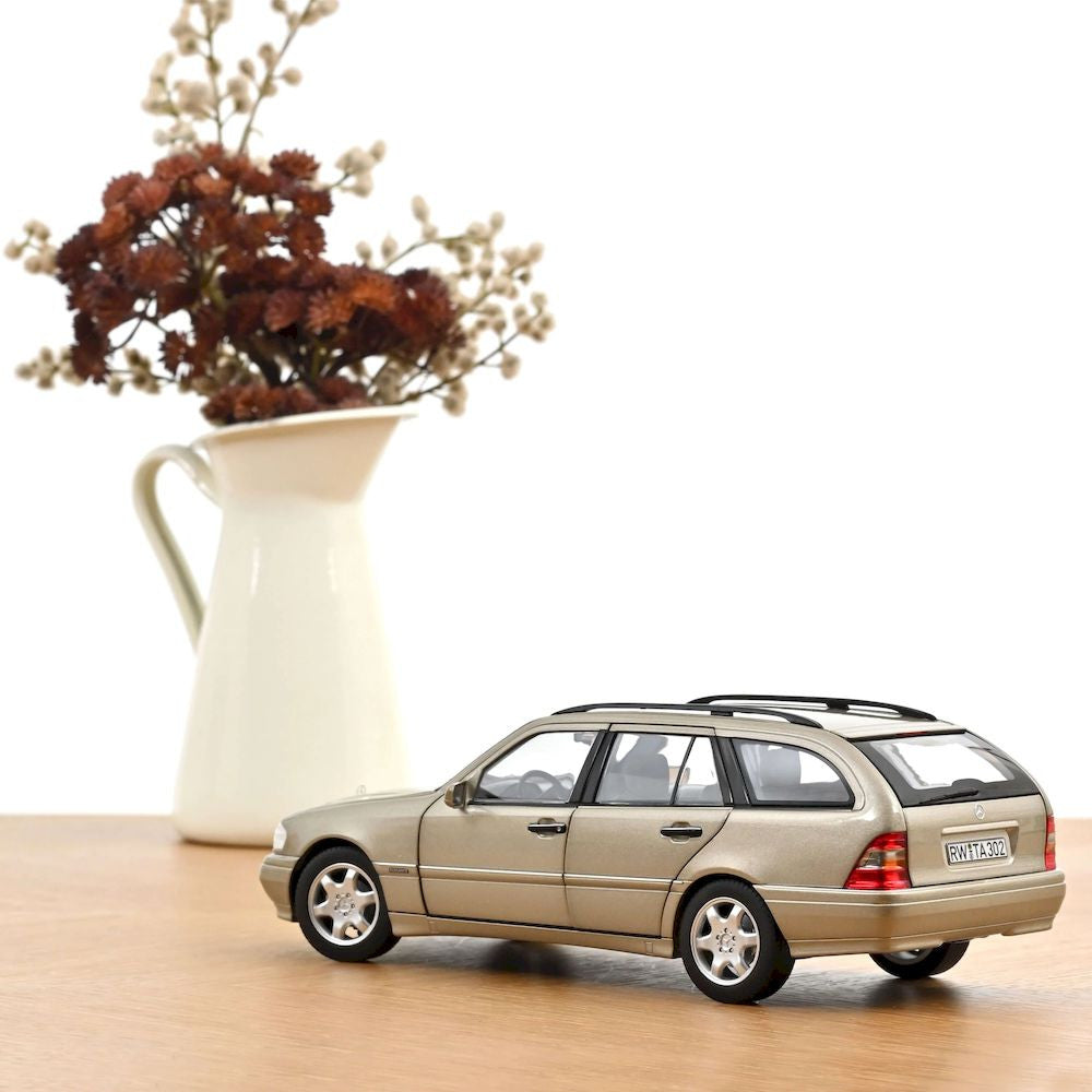 Macheta auto Mercedes-Benz C-Class T-Model, Smoke silver, 1997 1:18 Norev