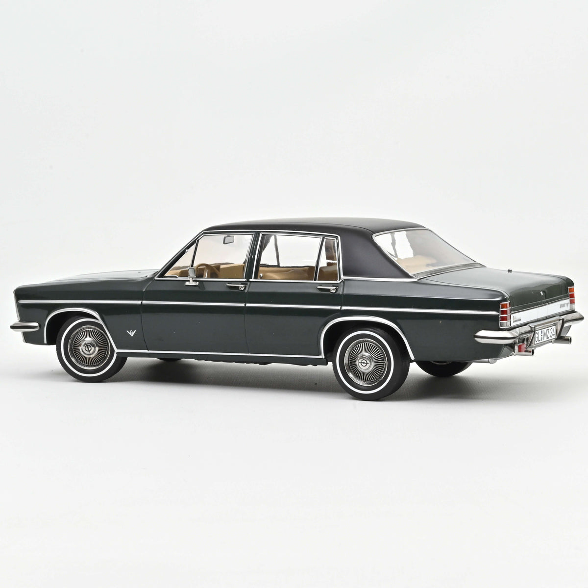 Macheta auto Opel Diplomat V8 1969 Cedar Green 1:18 Norev