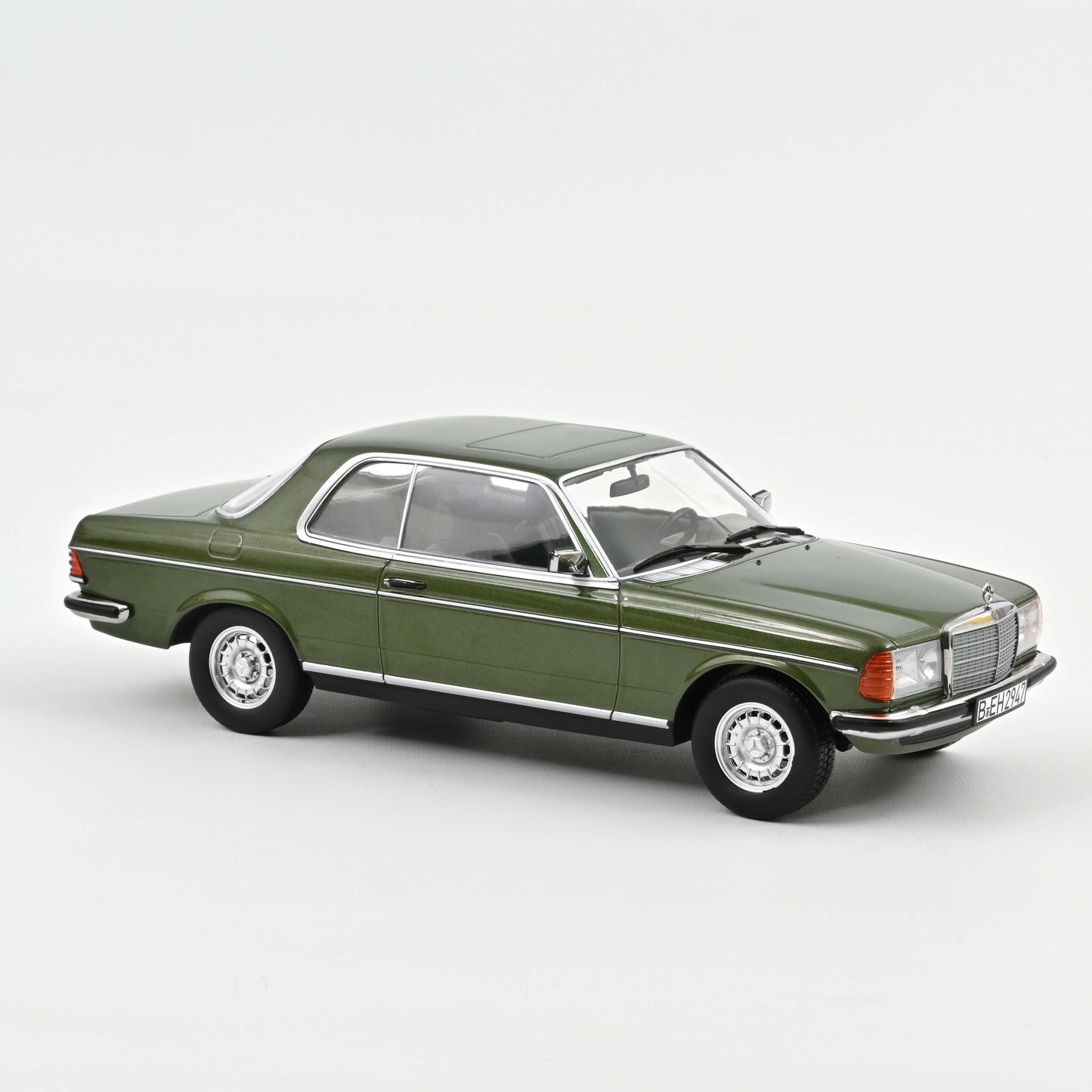 Macheta auto Mercedes-Benz 280 CE (1980) 1:18 Norev