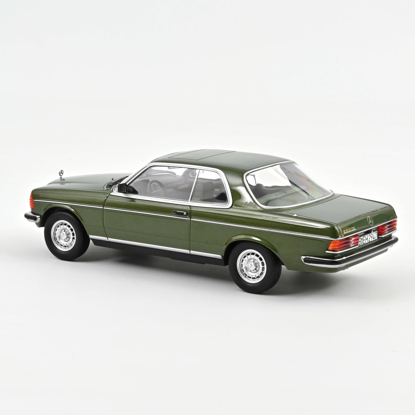 Macheta auto Mercedes-Benz 280 CE (1980) 1:18 Norev