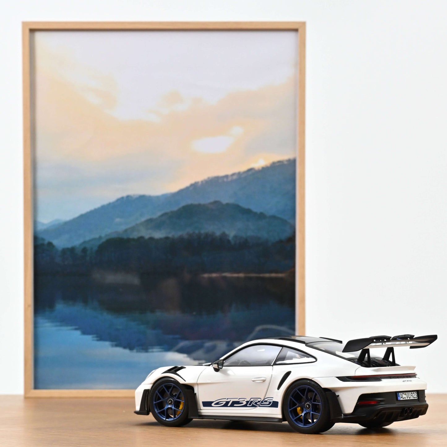 Macheta auto Porsche 911 GT3 RS (2022) 1:18 Norev