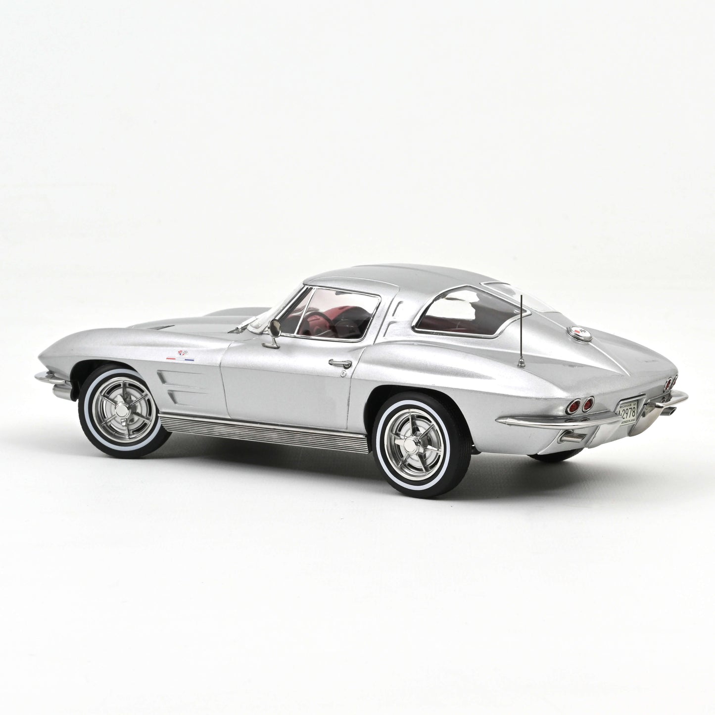 Macheta auto Chevrolet Corvette Sting Ray 1963 Sebring Silver 1:18 Norev Precomanda