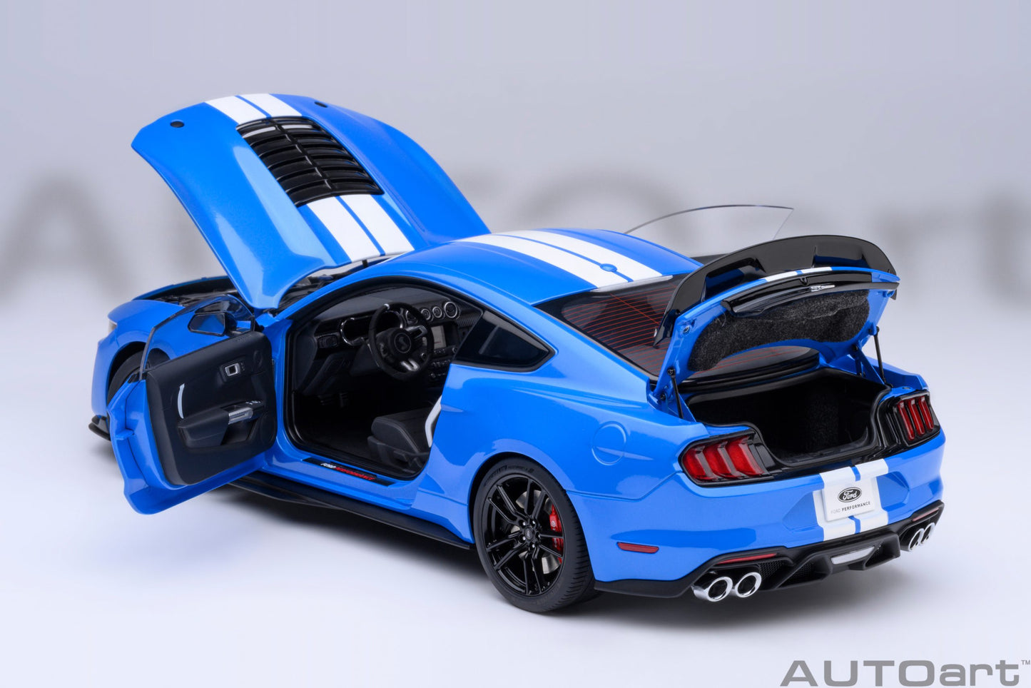 Model car Ford Mustang Shelby GT500 (Grabber Blue) 1:18 AutoArt
