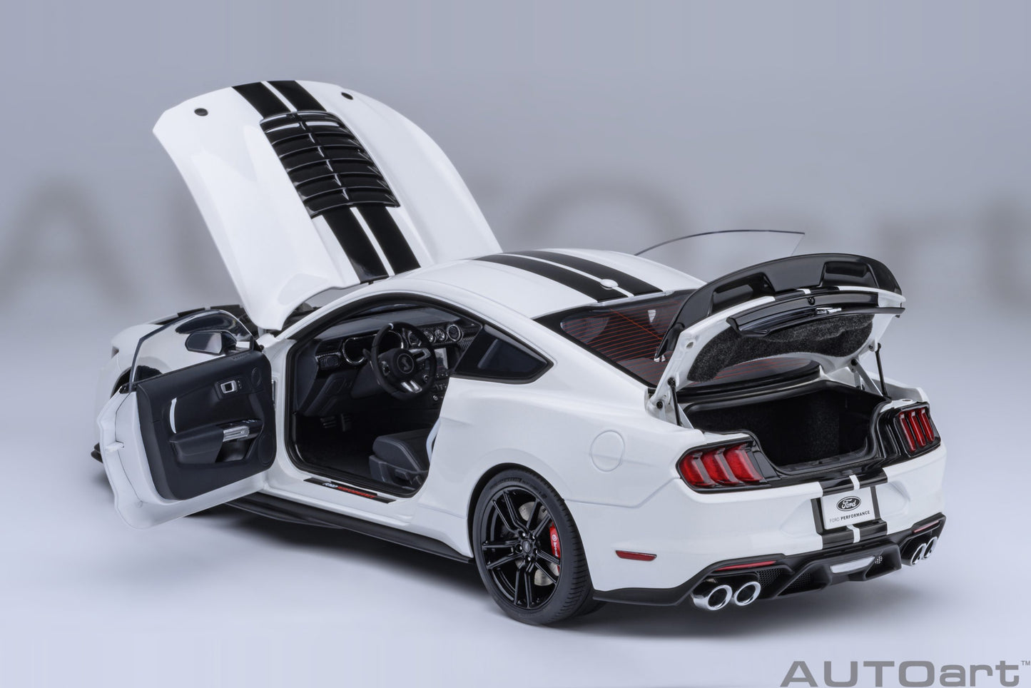 Model car Ford Mustang Shelby GT500 (Oxford White) 1:18 AutoArt
