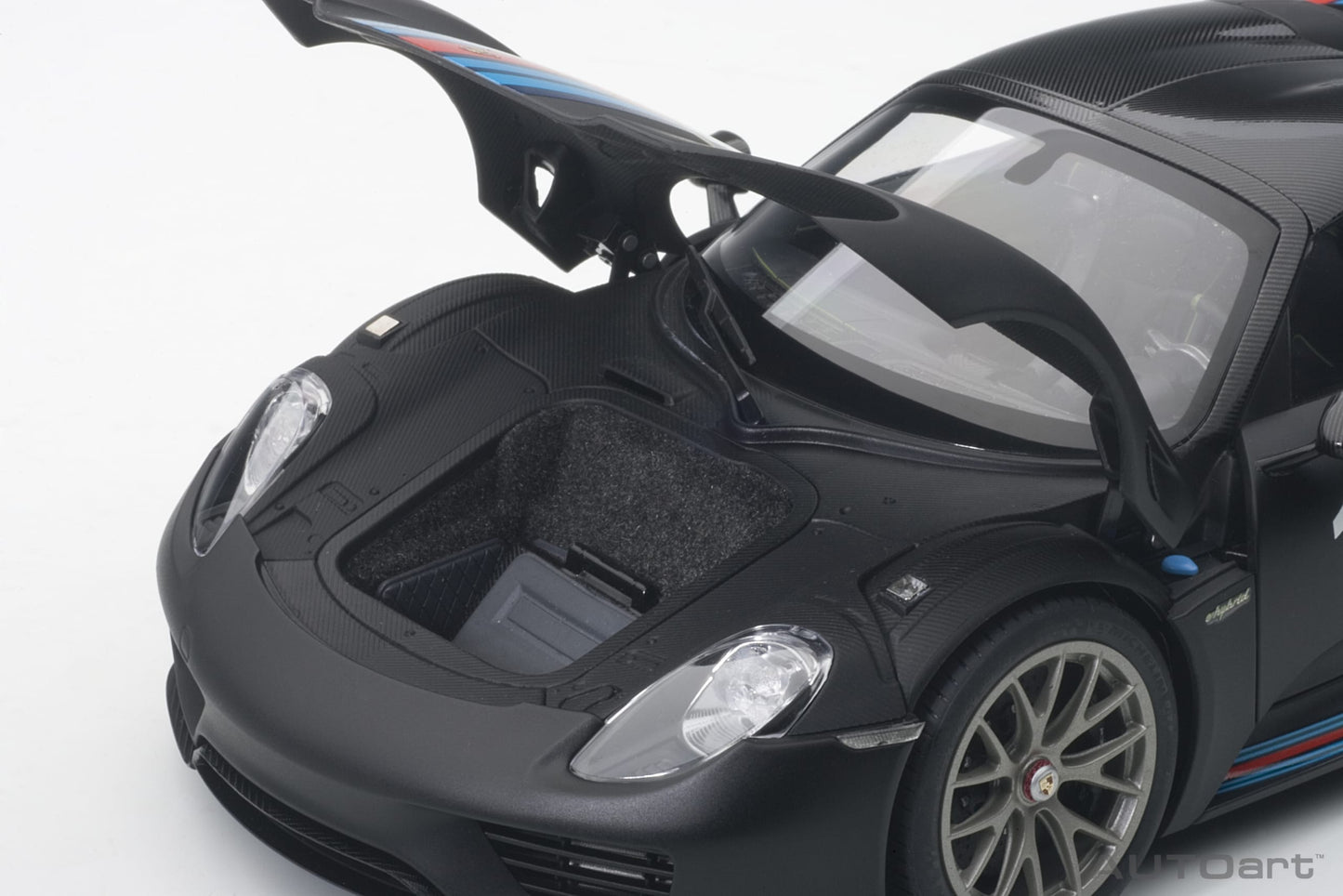 Macheta auto Porsche 918 Spyder Weissach Package (2013) 1:18 AutoArt