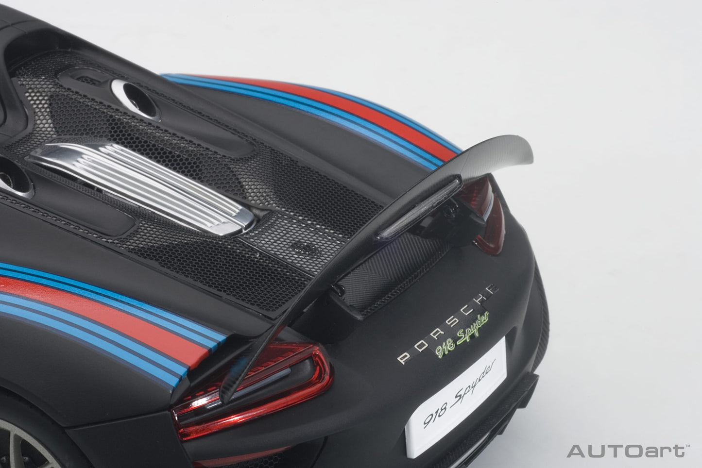 Macheta auto Porsche 918 Spyder Weissach Package (2013) 1:18 AutoArt