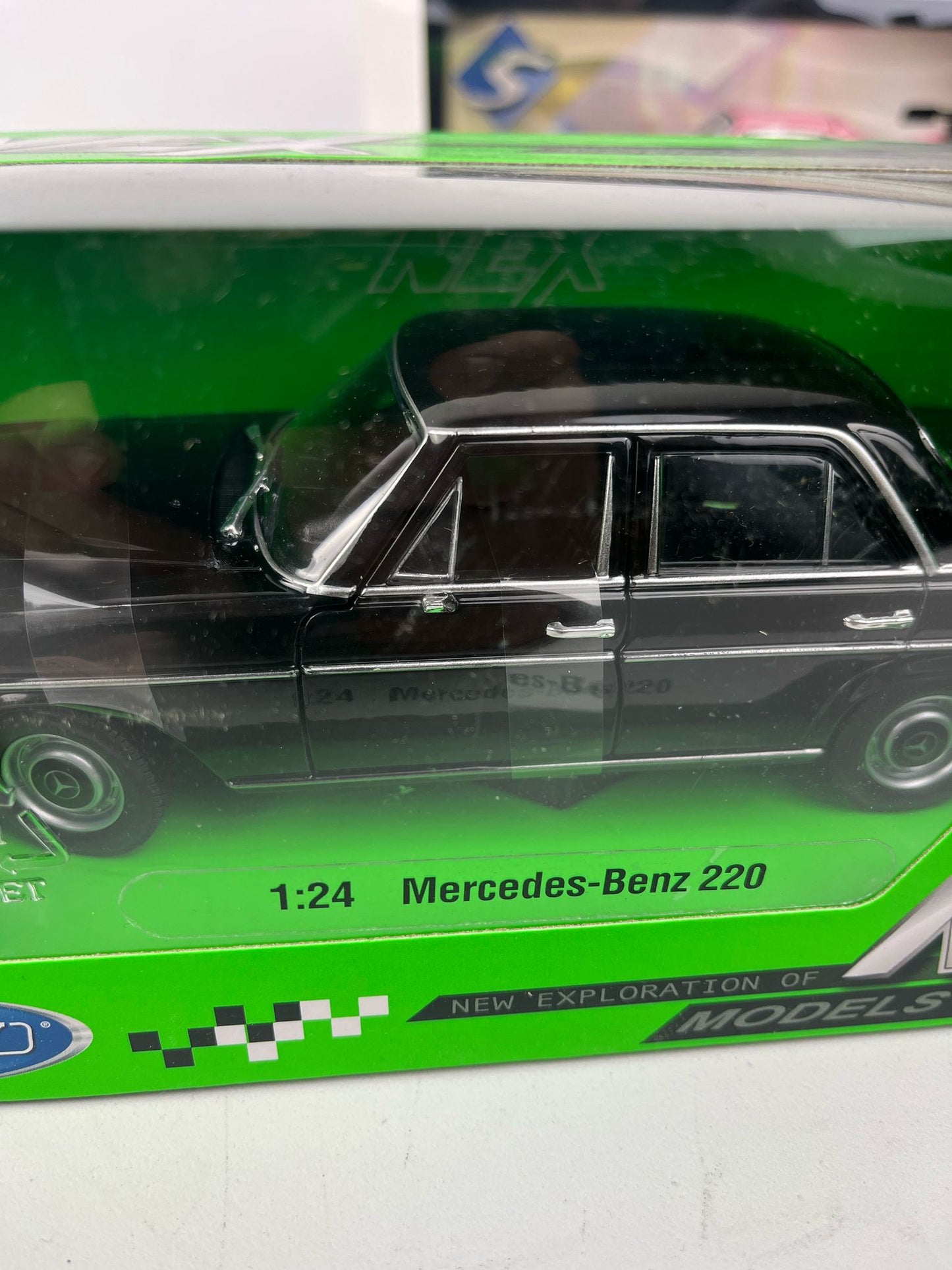 *Defecta Macheta auto Mercedes 220 (W115) (1968) 1:24 Welly *Defecta