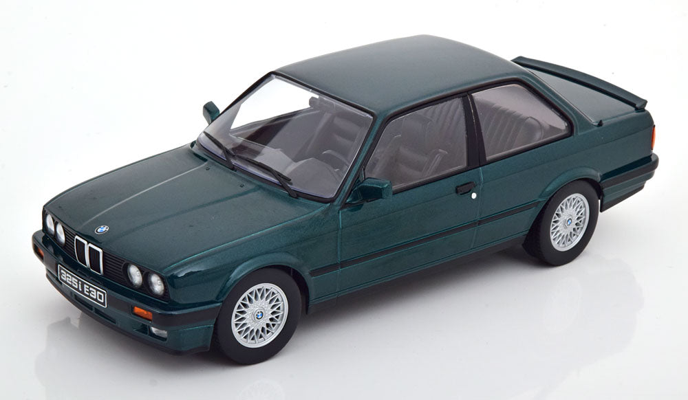 Macheta auto BMW 325i E30 M-Paket 1987 1:18 KK-Scale