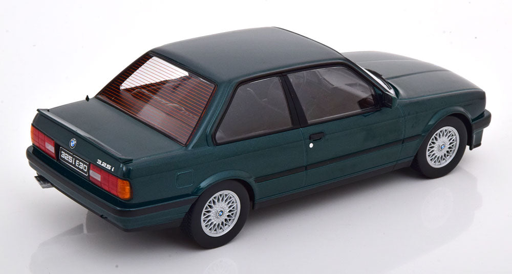 Macheta auto BMW 325i E30 M-Paket 1987 1:18 KK-Scale