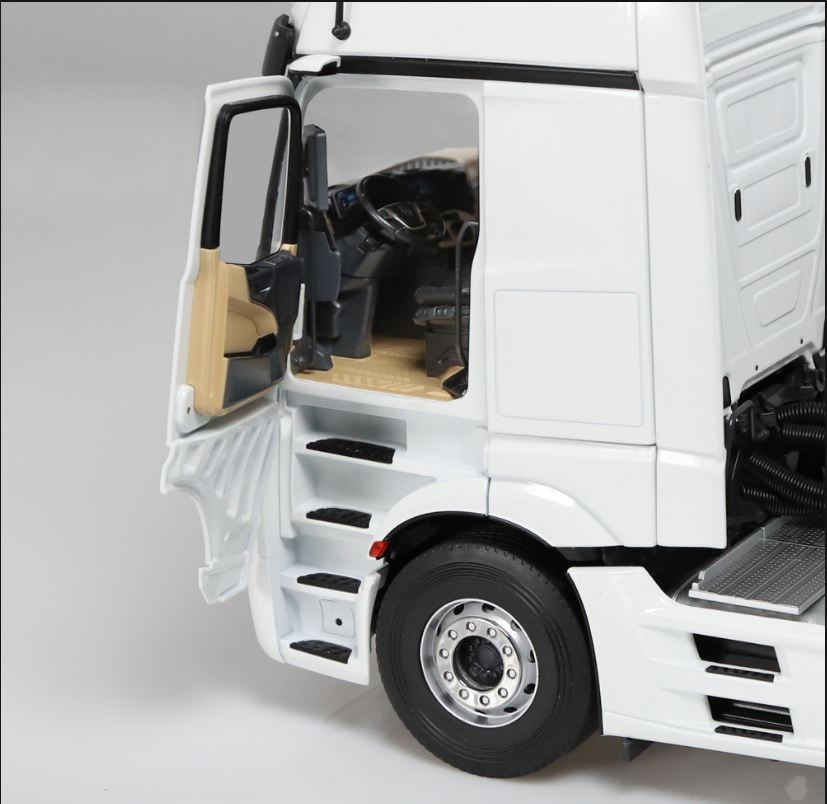 Macheta auto Mercedes-Benz Actros GigaSpace 4x2 (2018) 1:18 NZG