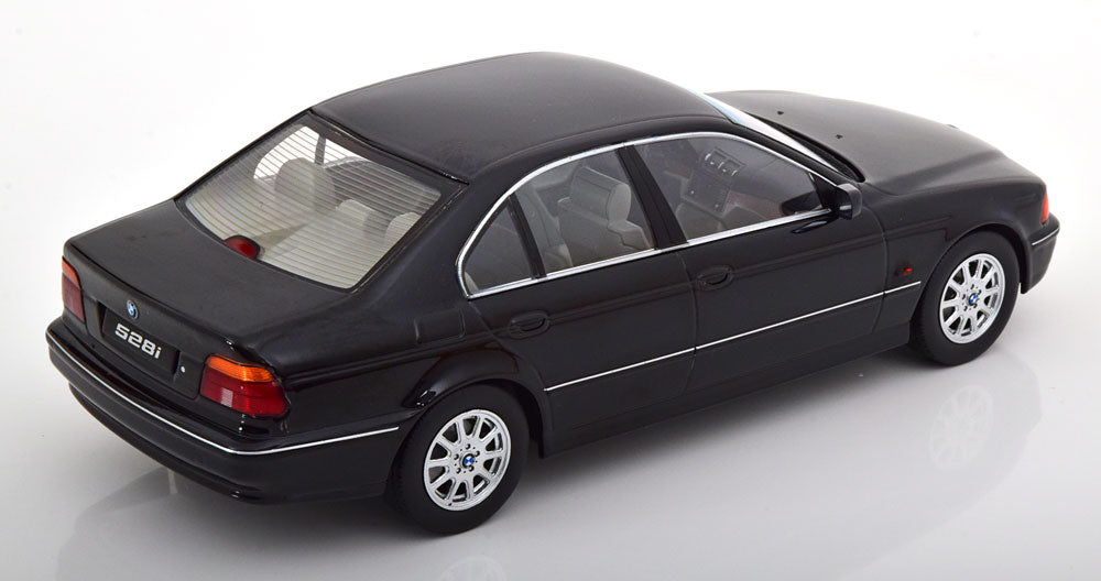 Macheta auto BMW 528i E39 1995, metal negru, scara 1:18