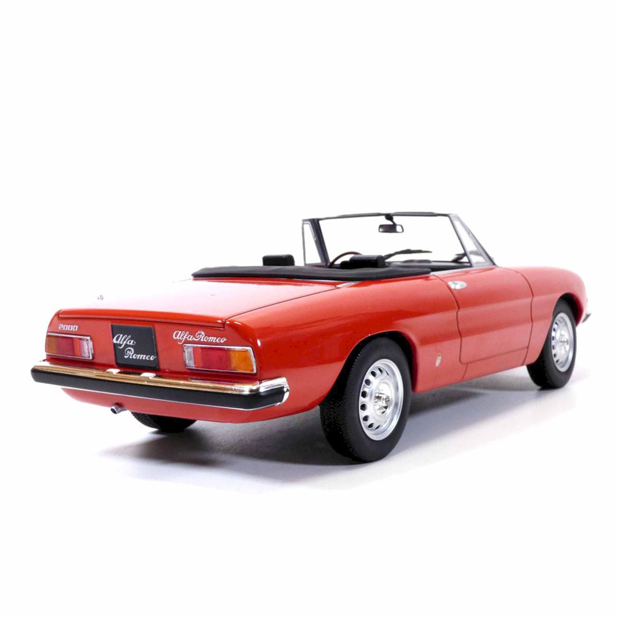 Macheta auto Alfa Romeo 2000 Spider 1978 1:18 Norev