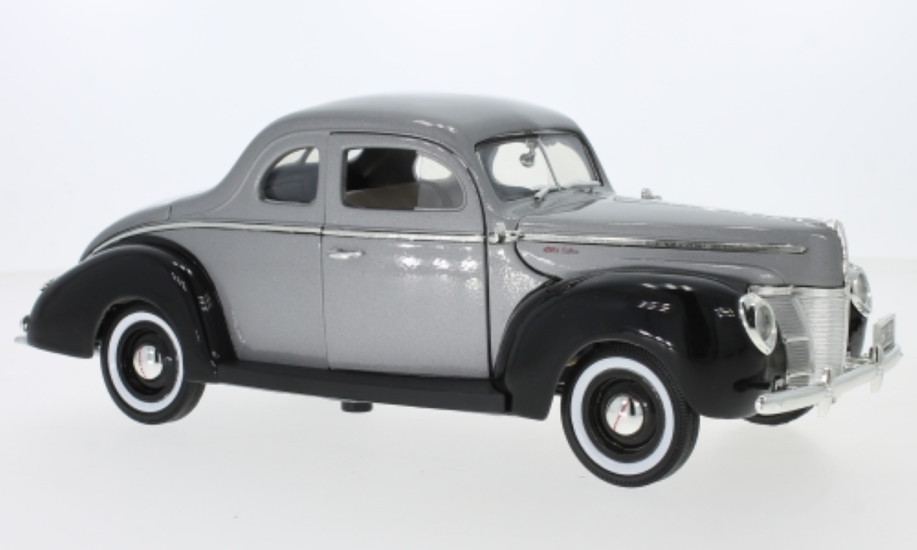 Macheta Ford Deluxe 1940 gri-negru 1:18 MotorMax