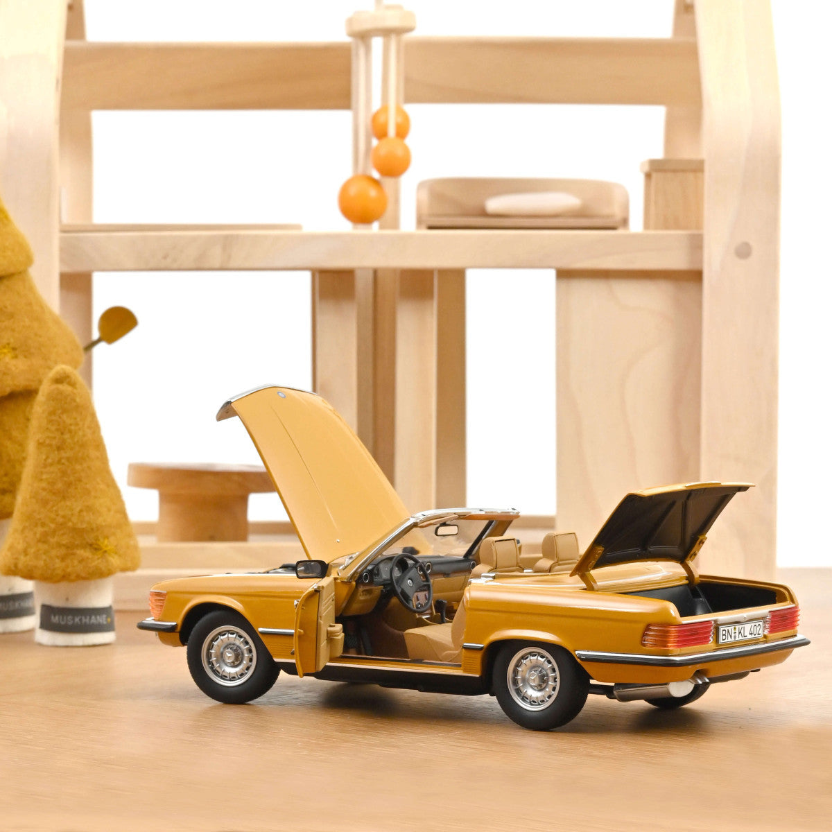 Model car Mercedes-Benz 450 SL 1975 Cayenne Orange 1:18 Norev