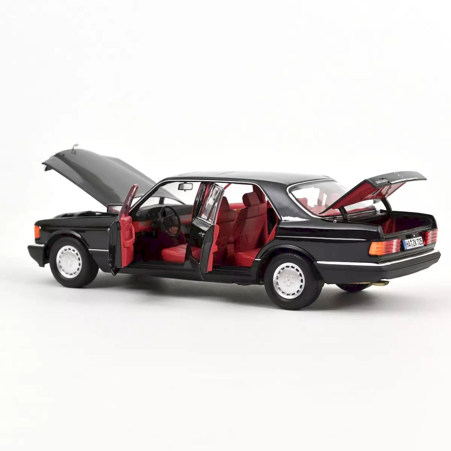 Macheta auto Mercedes-Benz 560 SEL 1991 Black 1:18 Norev