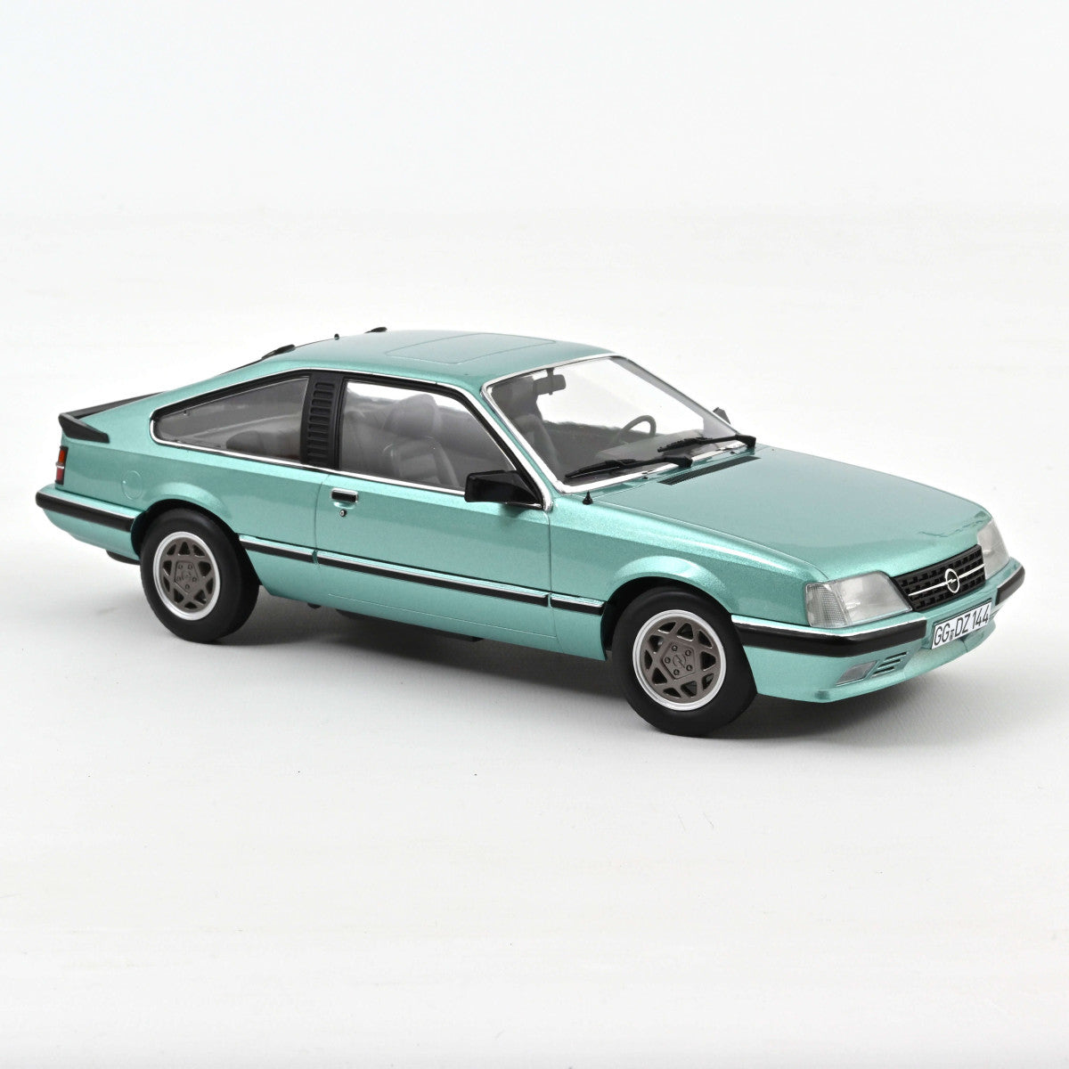 Macheta auto Opel Monza 2.5 E 1983 1:18 Norev