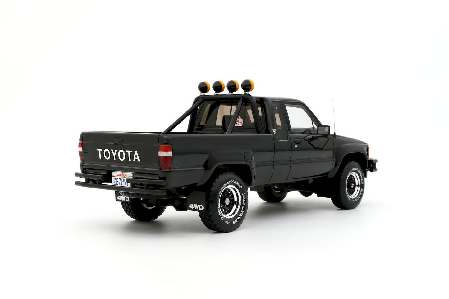 Macheta auto Toyota Hilux SR5, Glossy Black 202, 19852 1:18 Otto Mobile