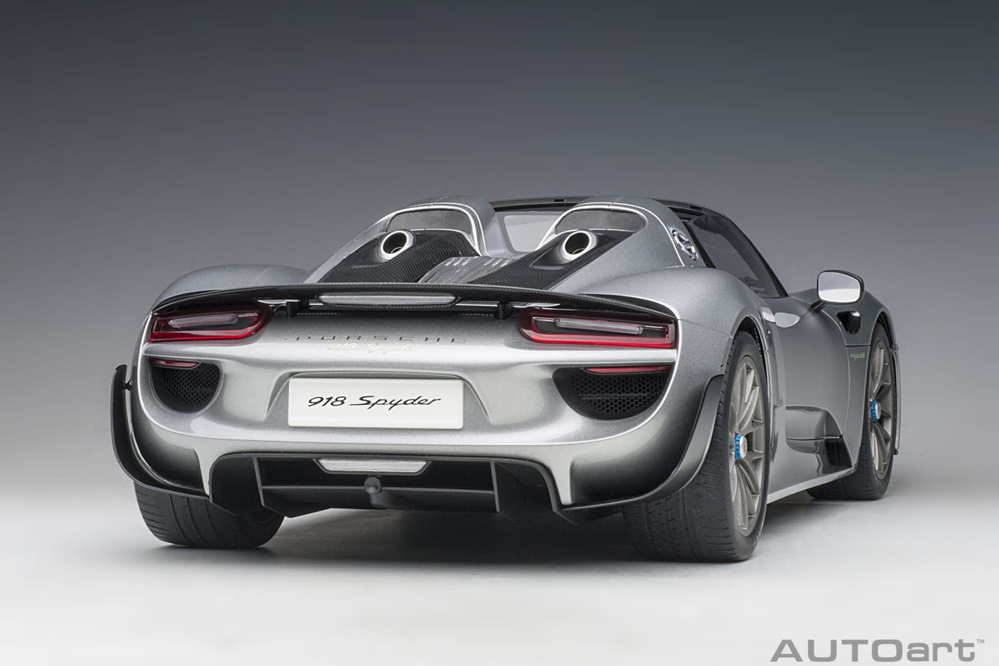Macheta auto Porsche 918 Spyder Weissach Package (2013) 1:12 AutoArt