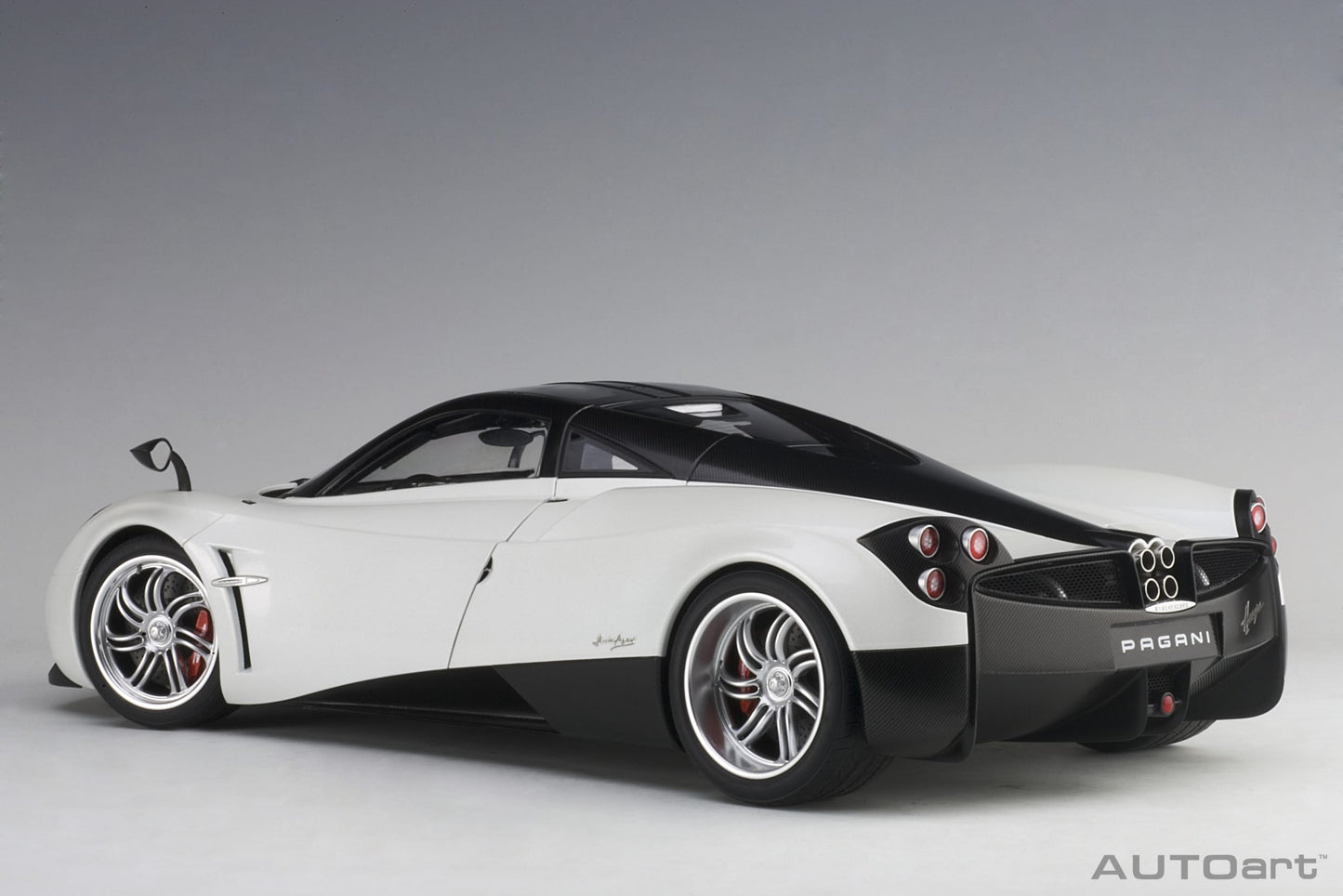 Macheta auto Pagani Huayra (2011) 1:12 AutoArt