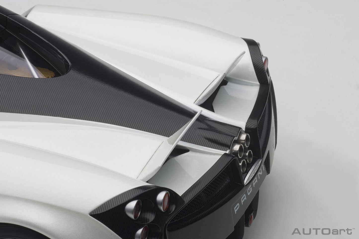 Macheta auto Pagani Huayra (2011) 1:12 AutoArt