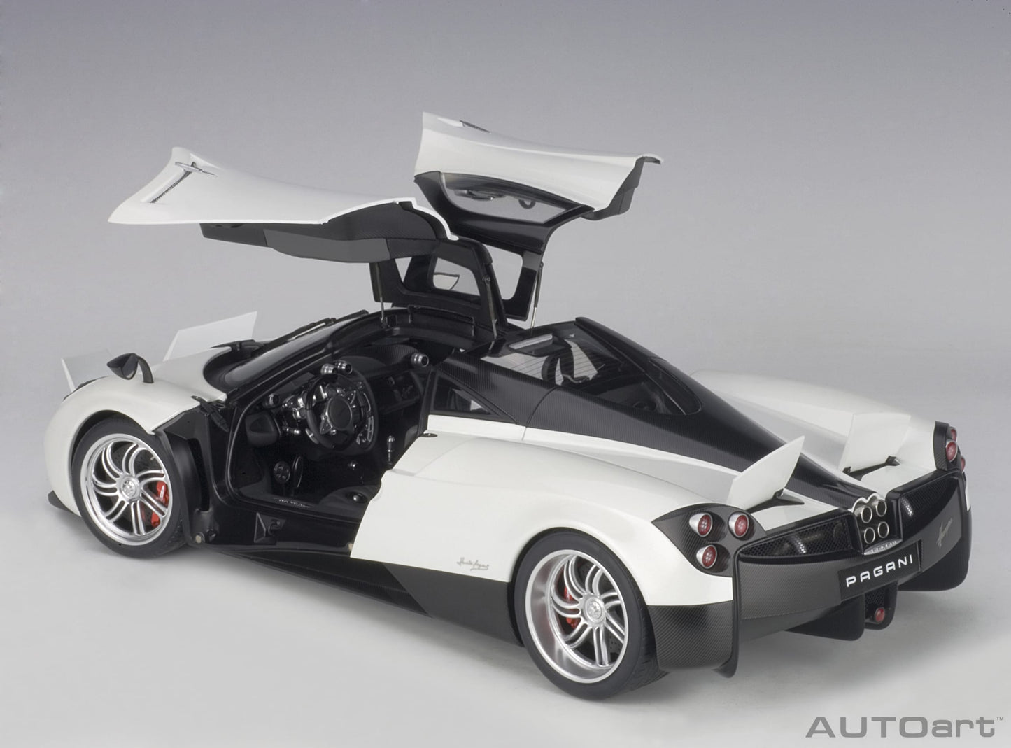 Macheta auto Pagani Huayra (2011) 1:12 AutoArt