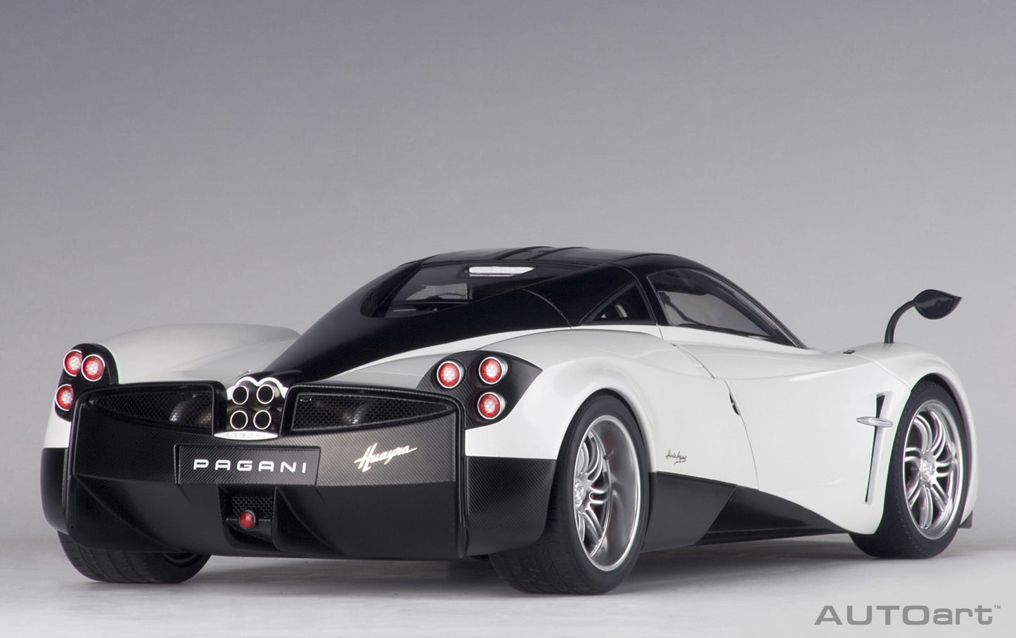 Macheta auto Pagani Huayra (2011) 1:12 AutoArt