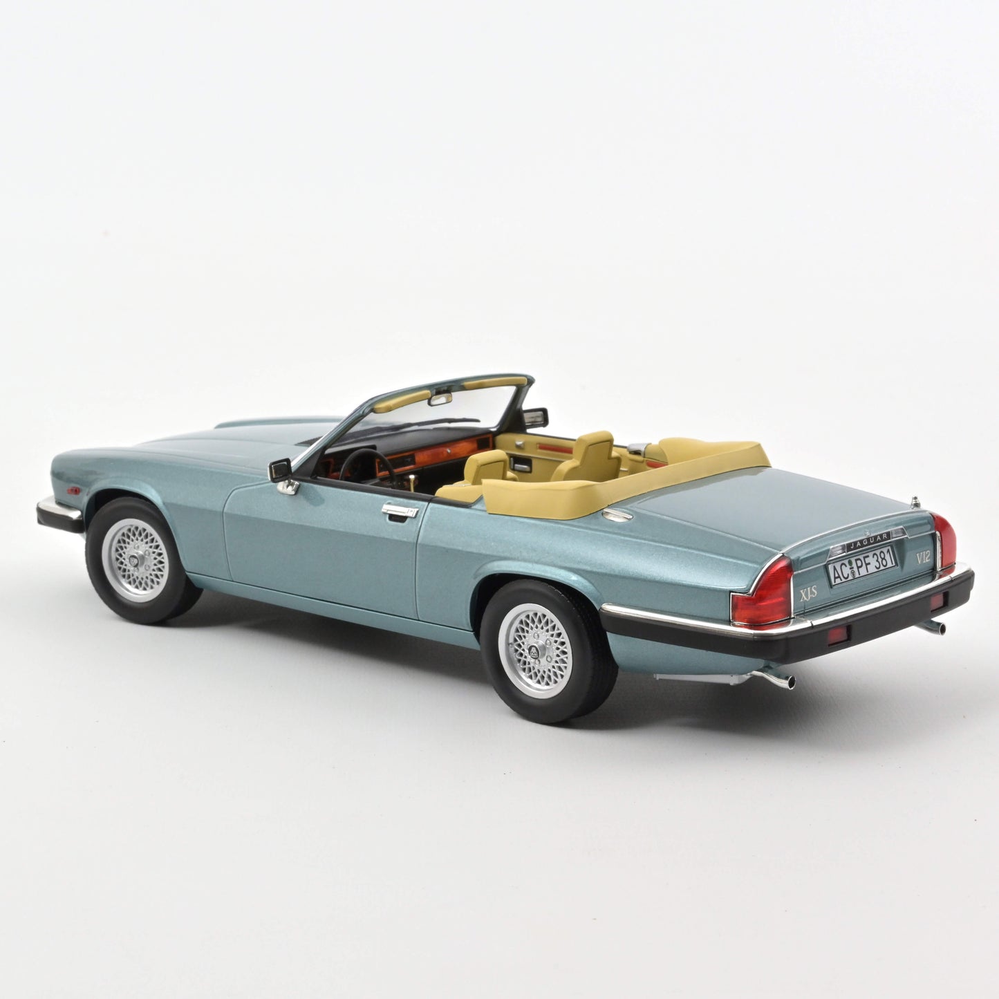 Macheta auto Jaguar XJ-S 5.3 H.E. Convertible (1988) 1:18 Norev