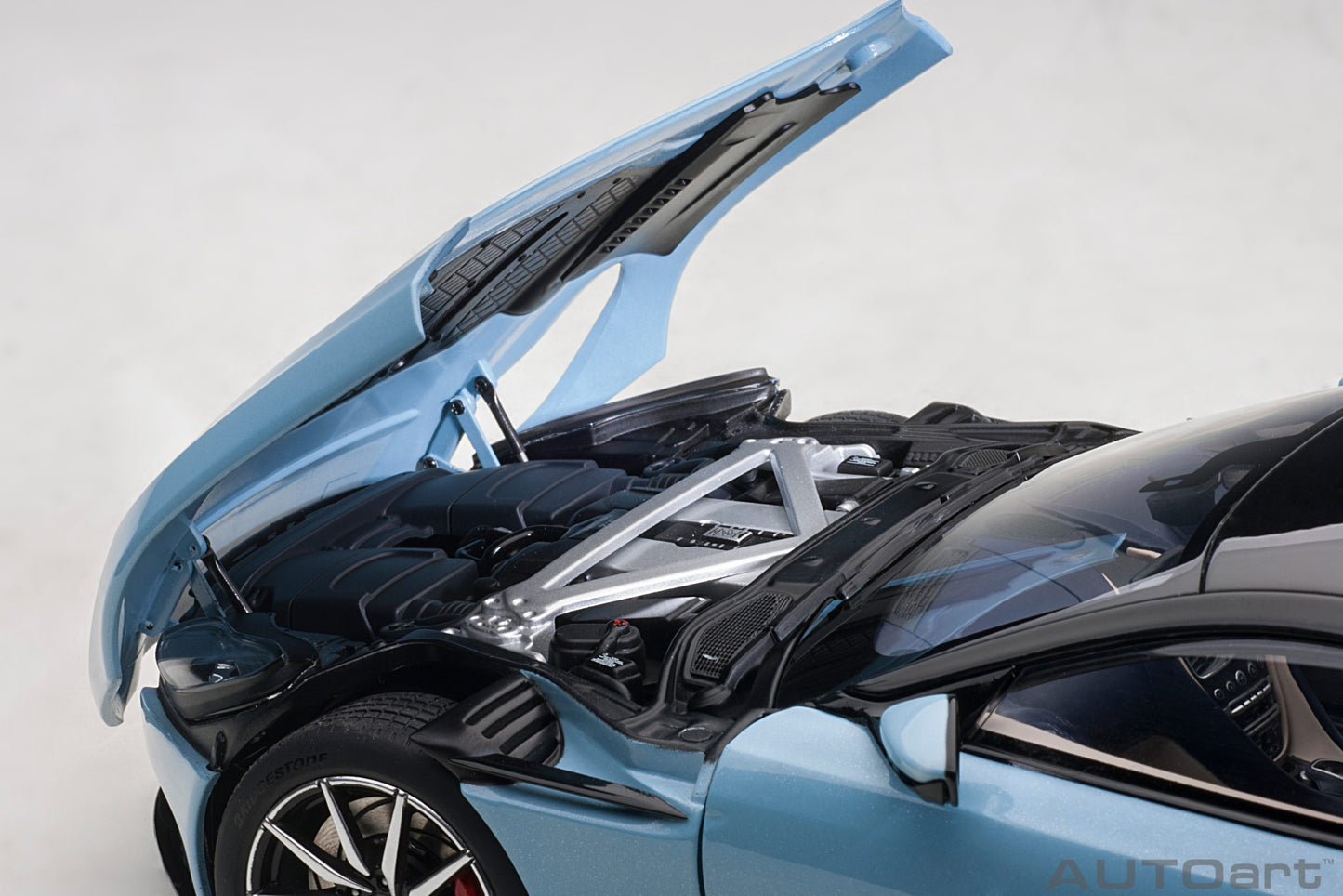 Macheta auto Aston Martin DB11 (2017) 1:18 AutoArt