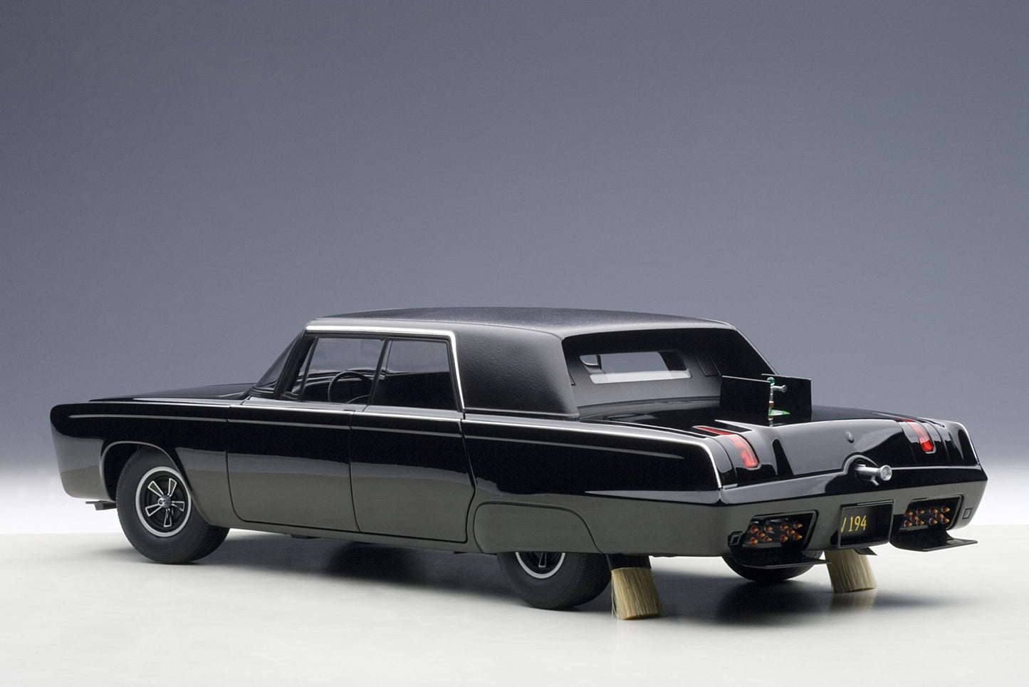 Macheta auto Chrysler Imperial Black Beauty Green Hornet (1966-1967) 1:18 AutoArt