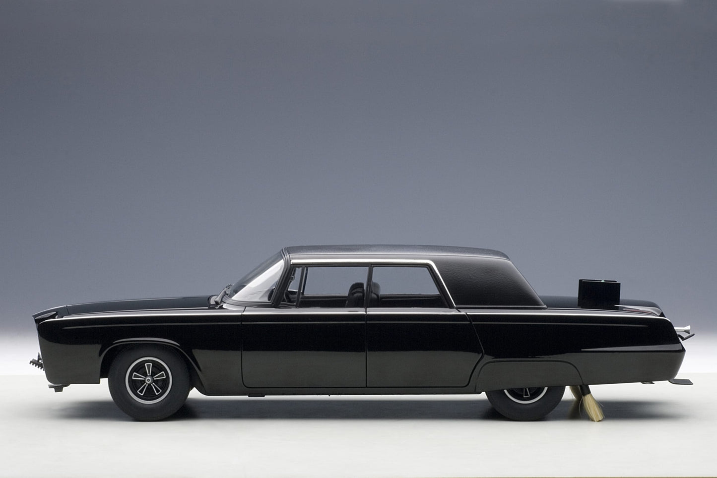Macheta auto Chrysler Imperial Black Beauty Green Hornet (1966-1967) 1:18 AutoArt