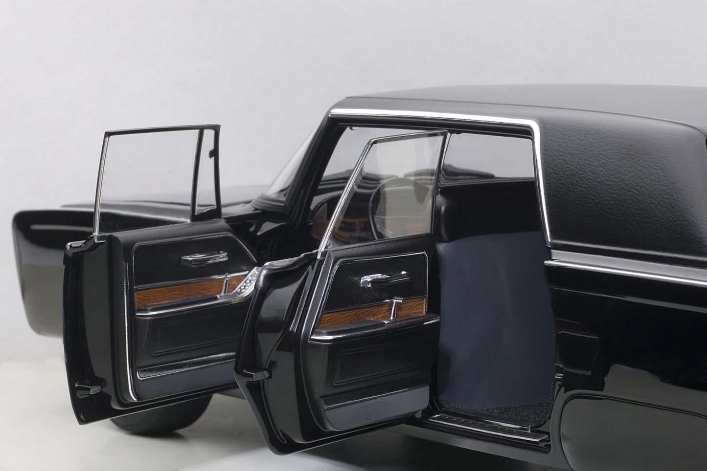 Macheta auto Chrysler Imperial Black Beauty Green Hornet (1966-1967) 1:18 AutoArt