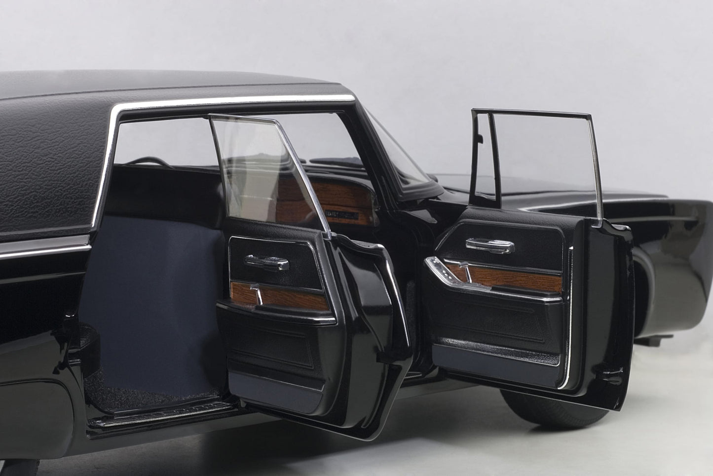 Macheta auto Chrysler Imperial Black Beauty Green Hornet (1966-1967) 1:18 AutoArt