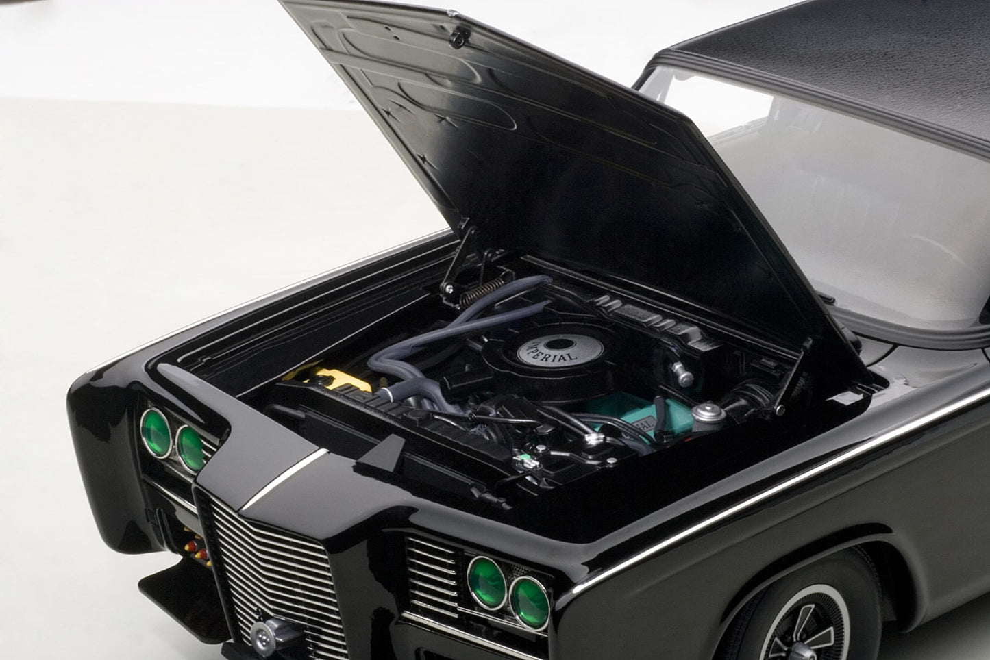 Macheta auto Chrysler Imperial Black Beauty Green Hornet (1966-1967) 1:18 AutoArt