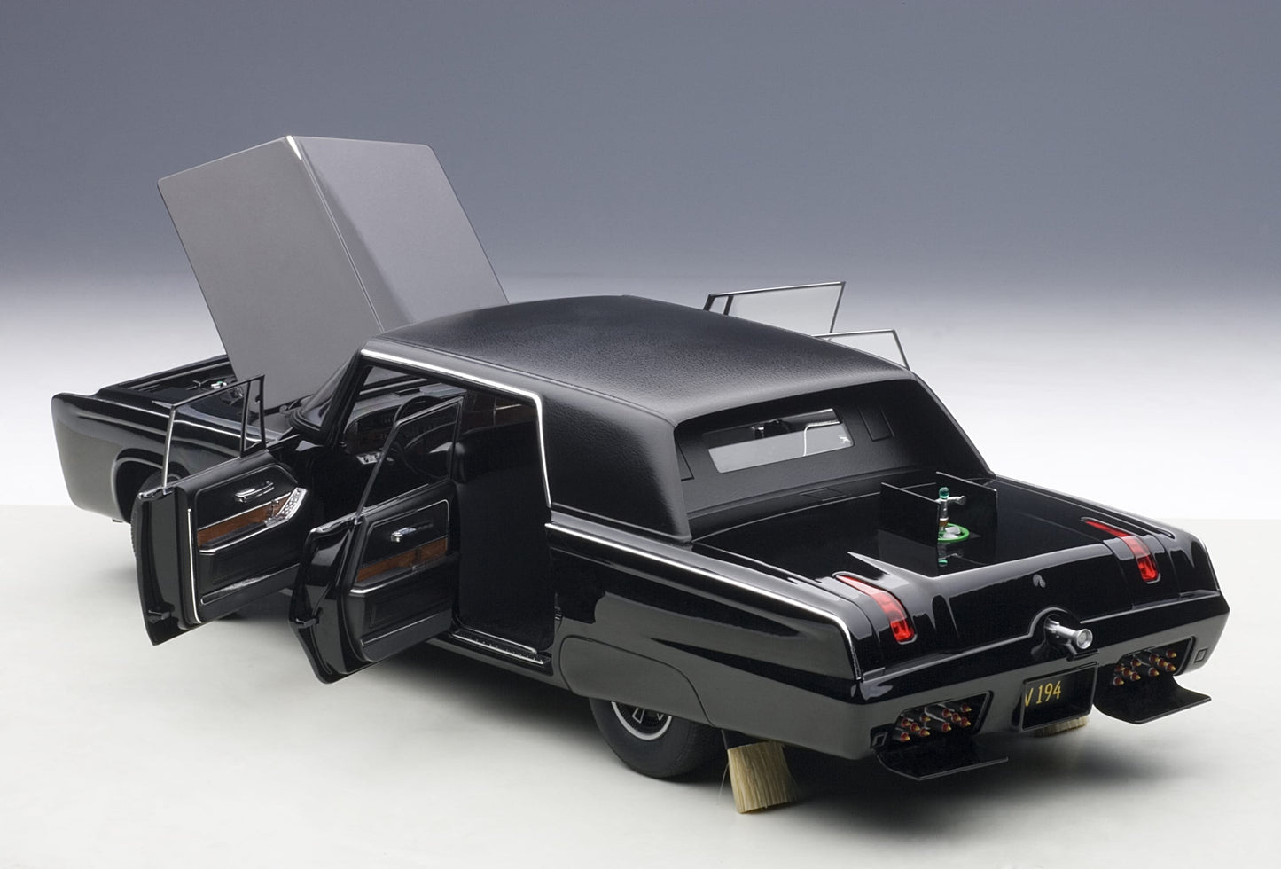 Macheta auto Chrysler Imperial Black Beauty Green Hornet (1966-1967) 1:18 AutoArt