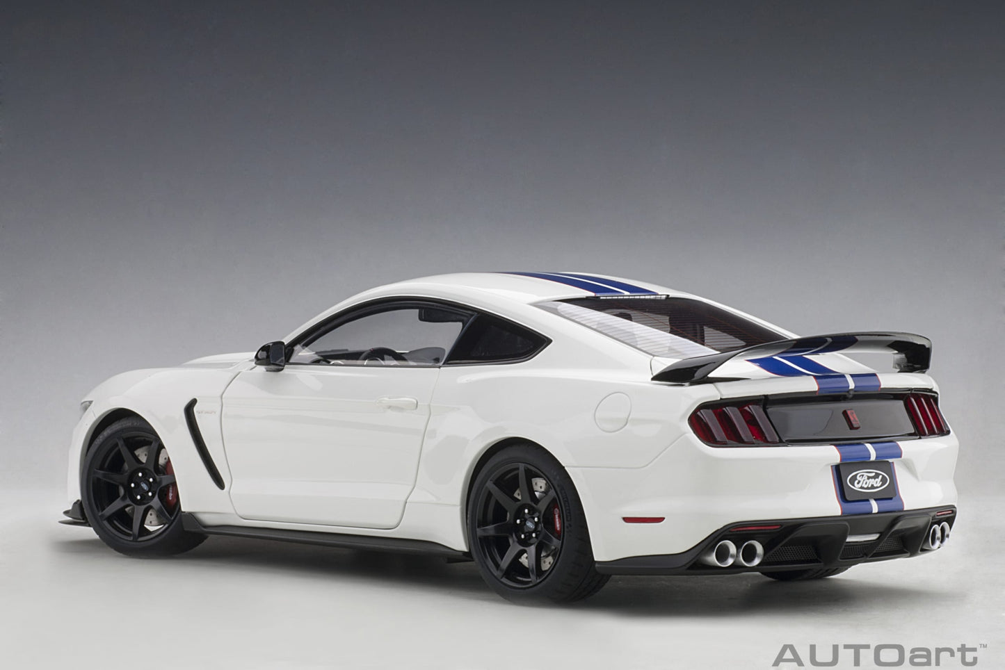 Macheta auto Ford Mustang Shelby GT-350R (2017) 1:18 AutoArt