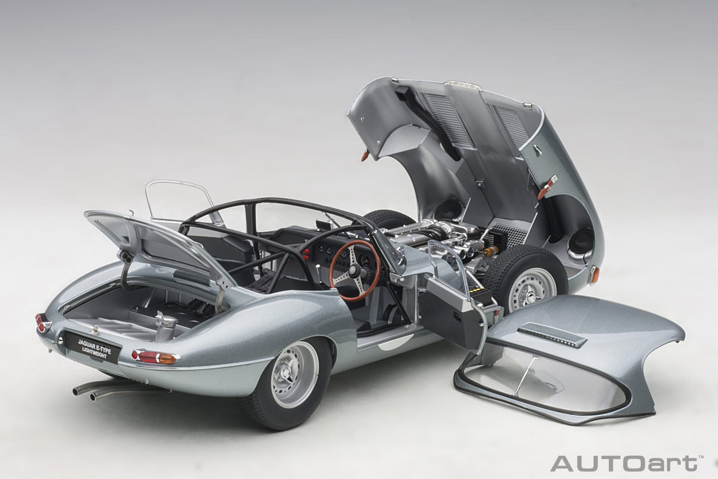 Jaguar Lightweight E-Type (2015) 1:18 AutoArt model car