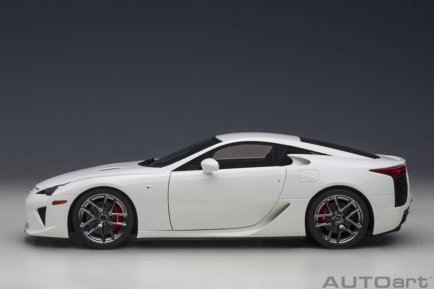 Macheta auto Lexus LFA (2010) 1:18 AutoArt