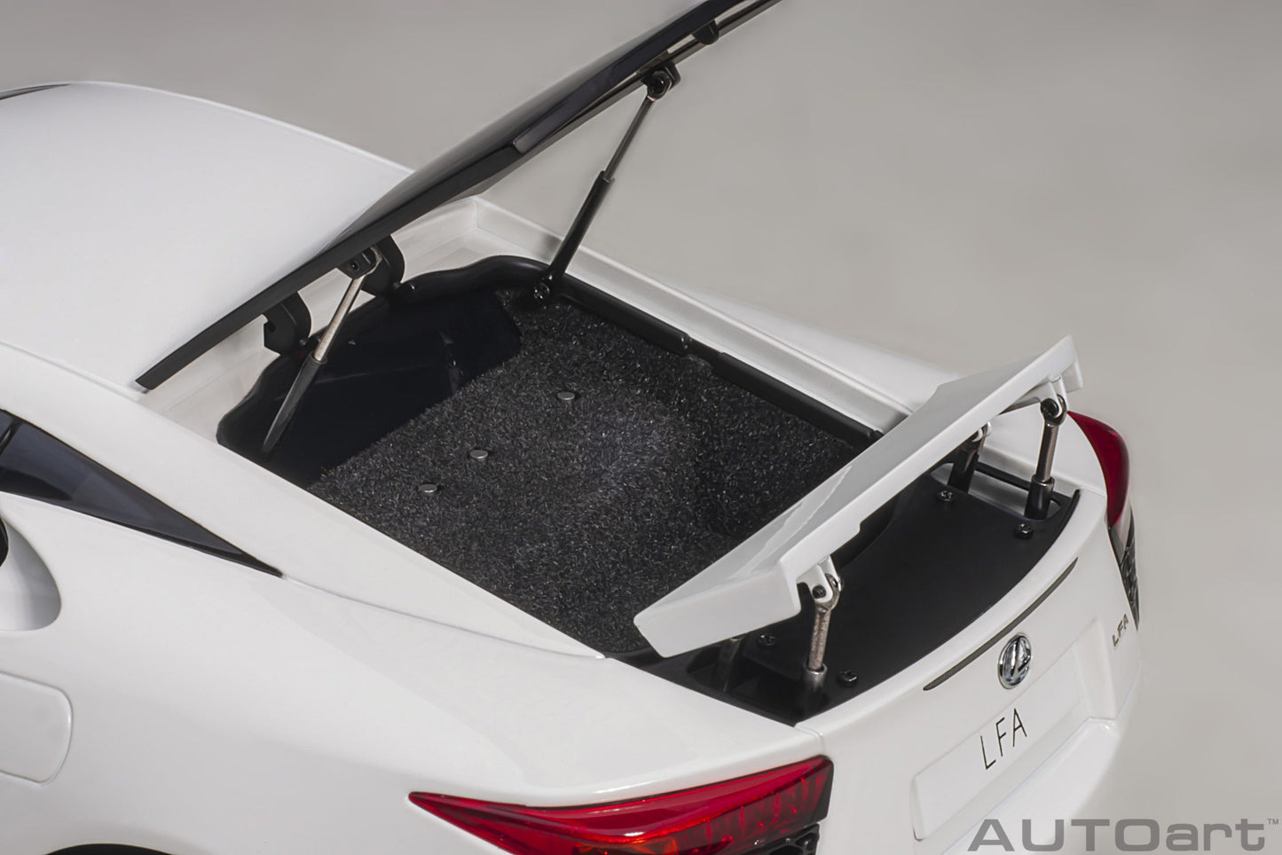 Macheta auto Lexus LFA (2010) 1:18 AutoArt