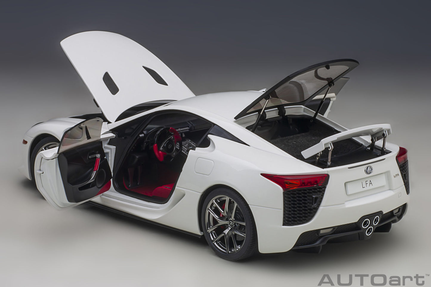 Macheta auto Lexus LFA (2010) 1:18 AutoArt