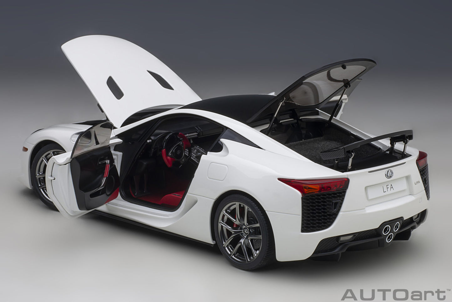 Macheta auto Lexus LFA (2010) 1:18 AutoArt