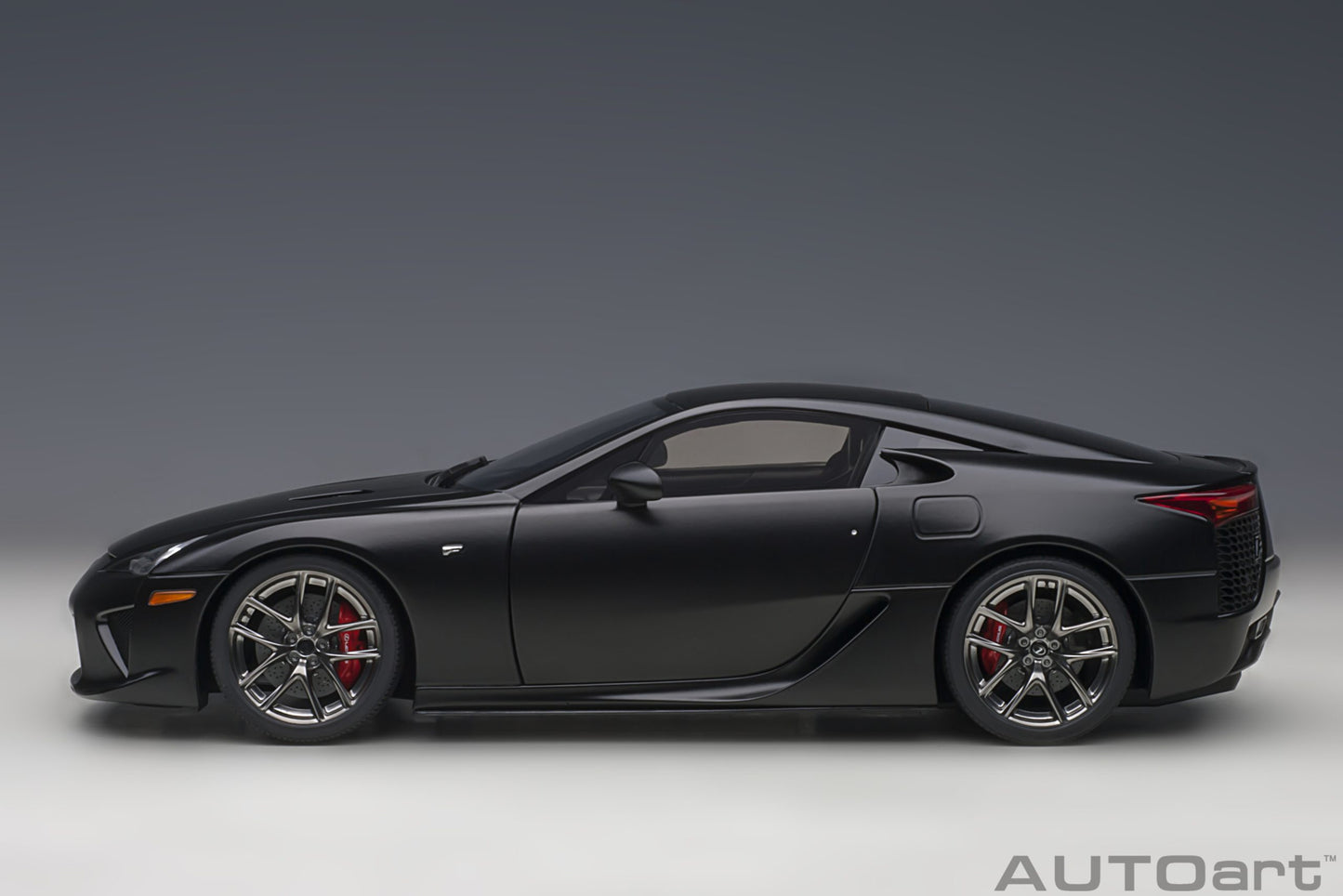 Macheta auto Lexus LFA (2010) 1:18 AutoArt