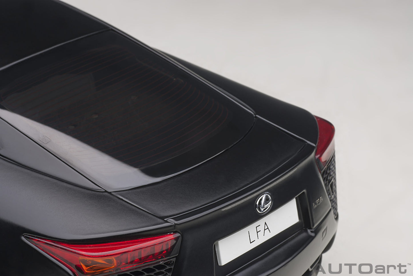 Macheta auto Lexus LFA (2010) 1:18 AutoArt
